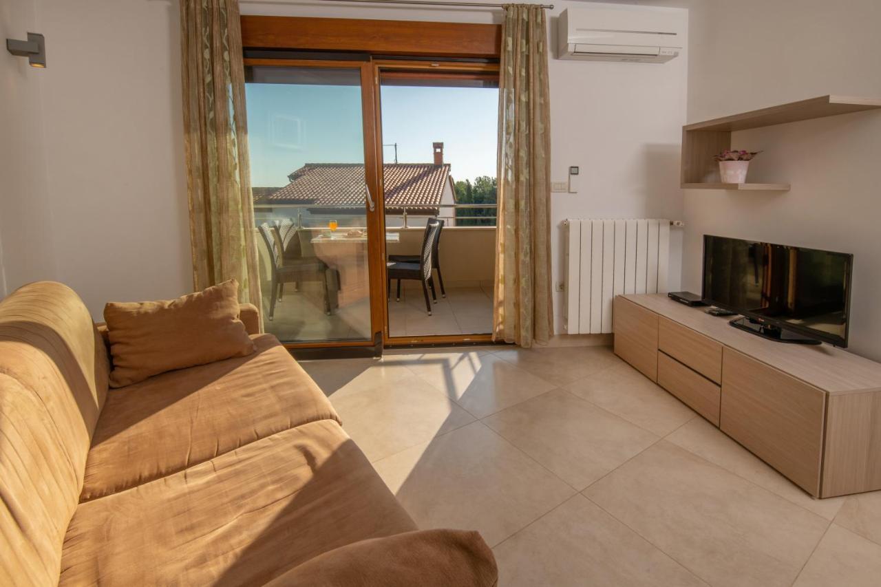 Apartments Oliva Premantura Exterior photo