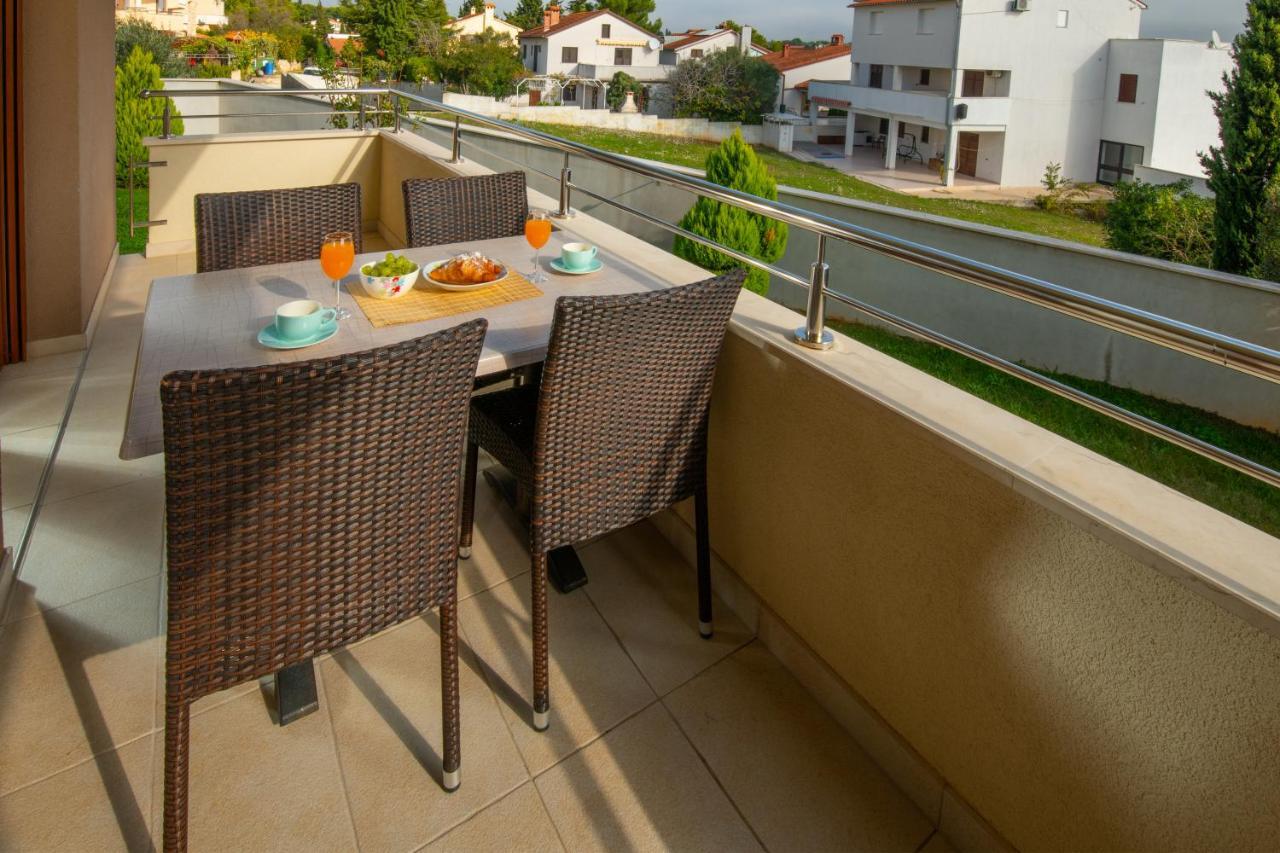 Apartments Oliva Premantura Exterior photo